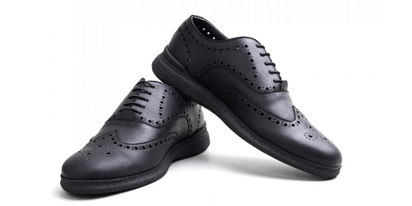 Oxford Wingtip L.I.F.E. dari Portee Goods dengan warna hitam sepenuhnya dan aksen motif berlubang